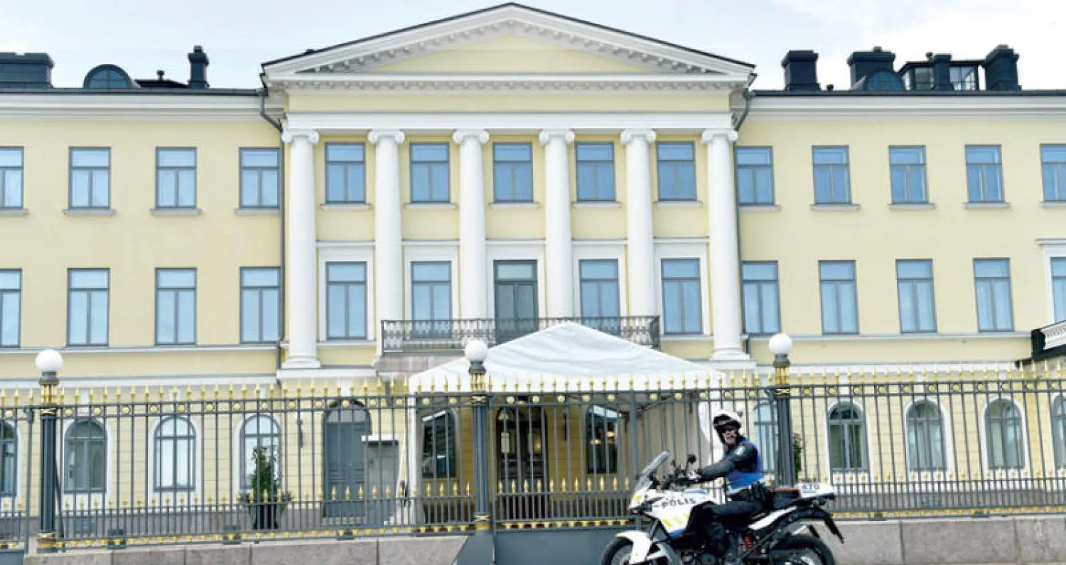 قصر الرئاسة في هلسنكي حيث ستعقد قمة ترمب - بوتين غداً الاثنين (أ.ف.ب)