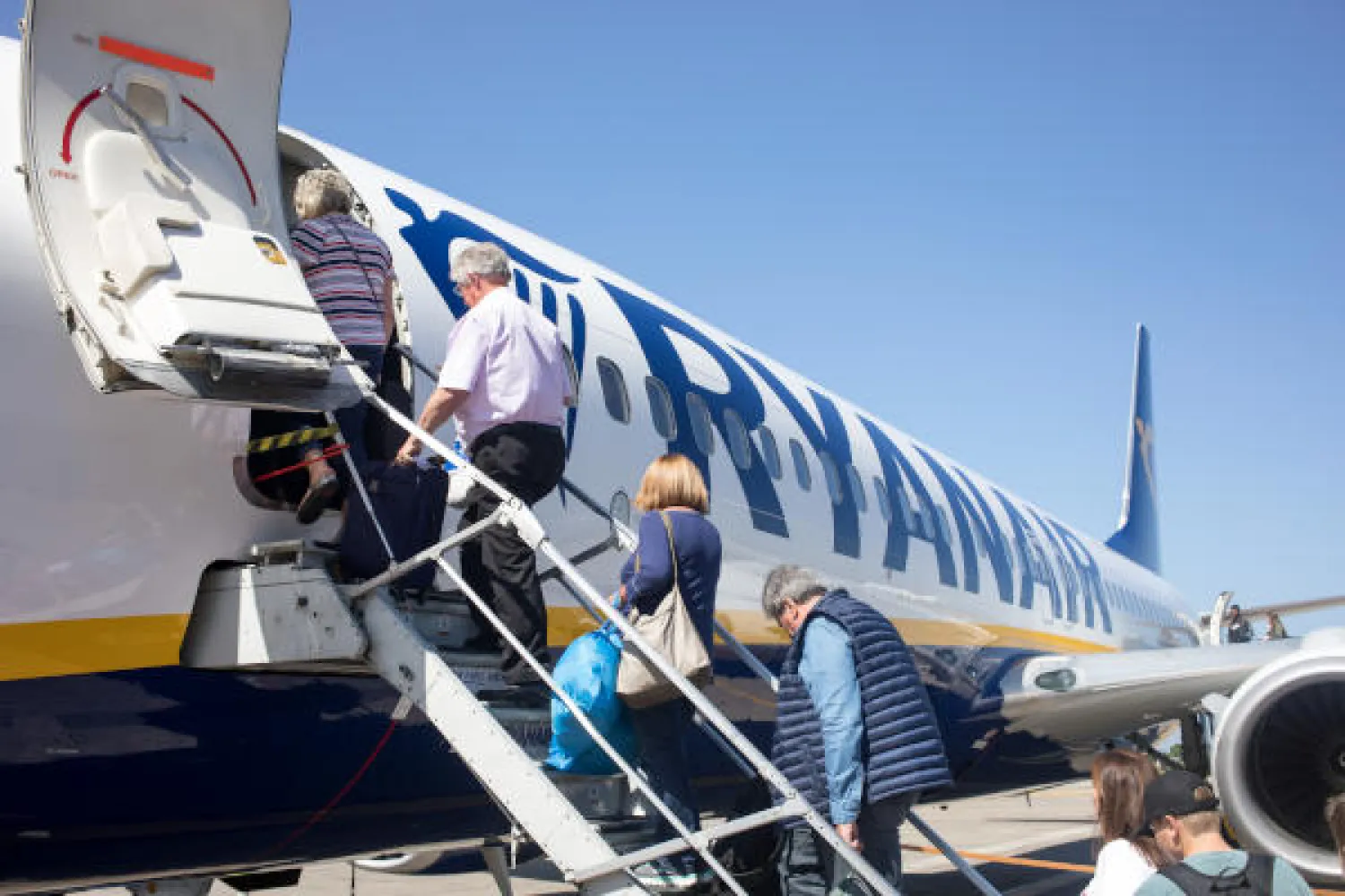 Passengers board a Ryanair Holdings flight at Dublin Airport in Ireland on June 6, 2018. MUST CREDIT: Jason Alden/Bloomberg
