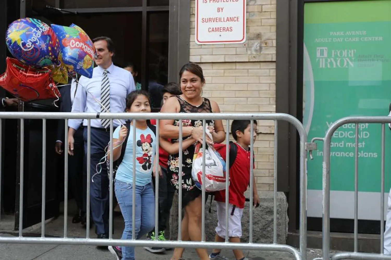 مهاجرة من غواتيمالا مع أطفالها الثلاثة بعد احتجازهم بشكل منفصل (أ.ف.ب)