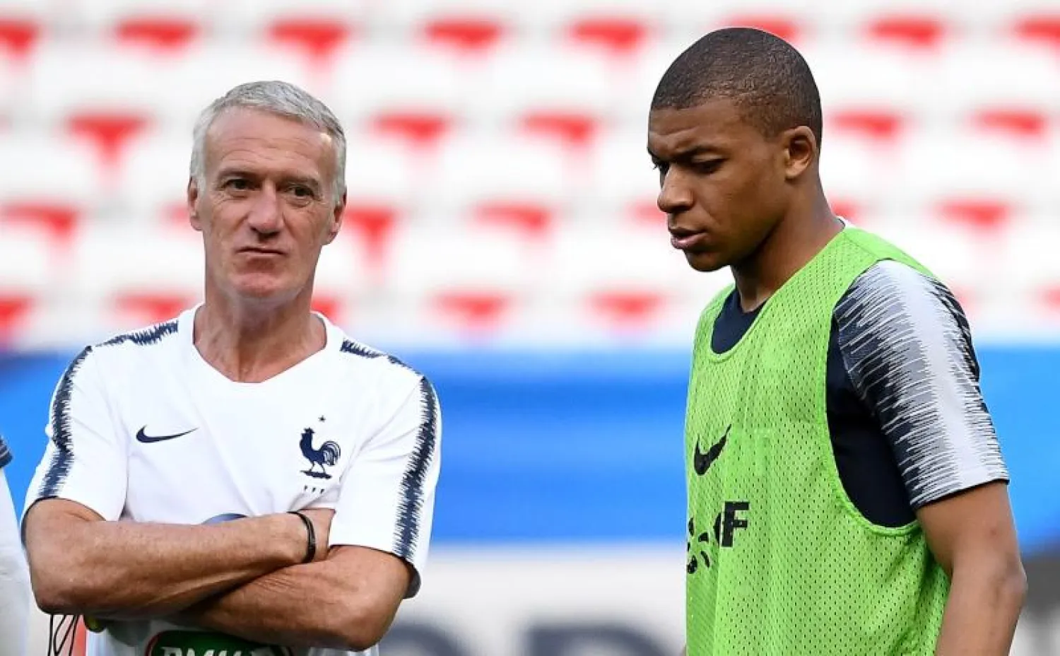 المدرب الفرنسي ديدييه ديشامب (يسار) والمهاجم كيليان مبابي (أ.ف.ب)