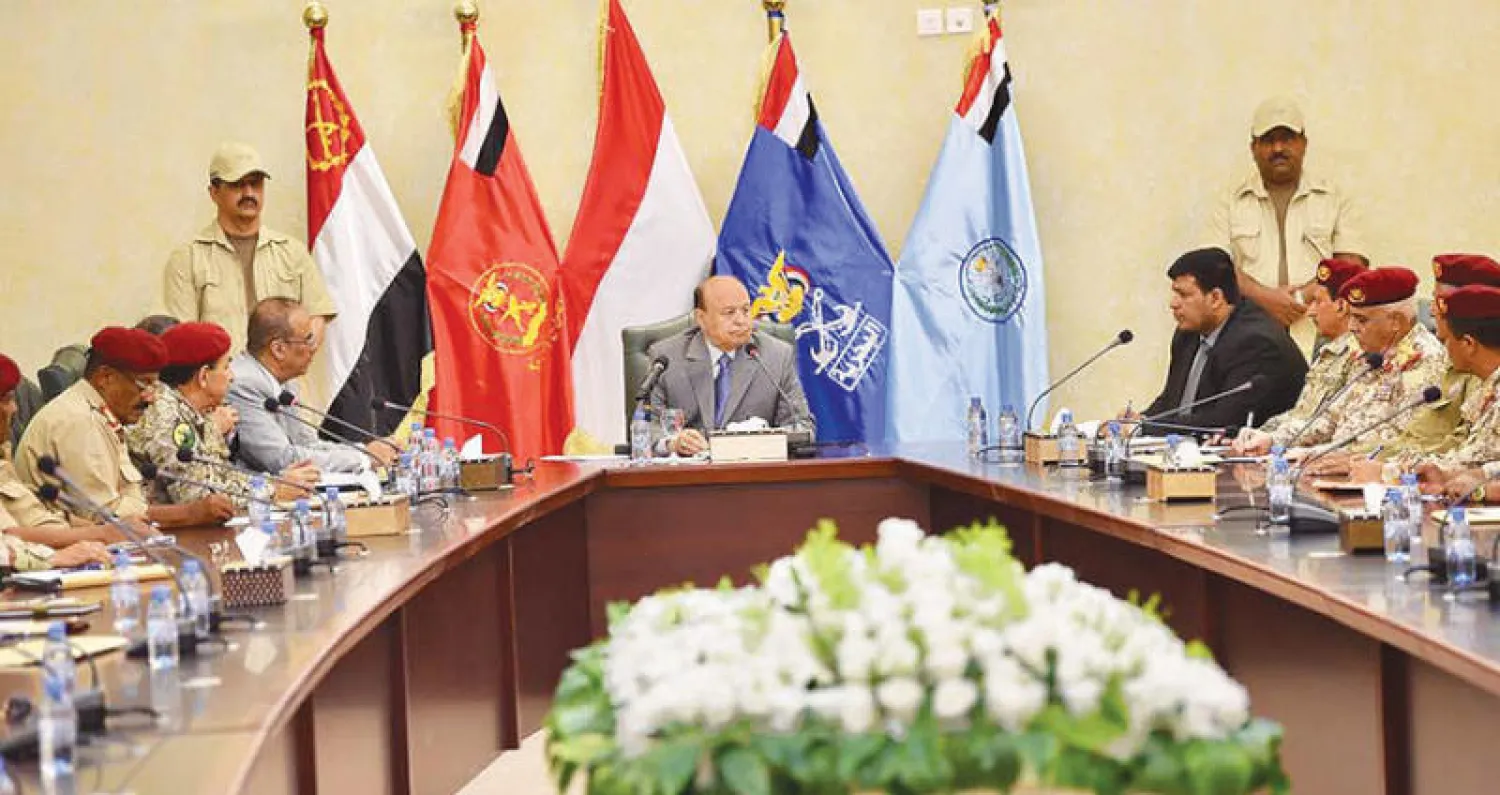 الرئيس اليمني لدى ترؤسه اجتماعاً مع القيادات العسكرية في عدن أمس (سبأ)