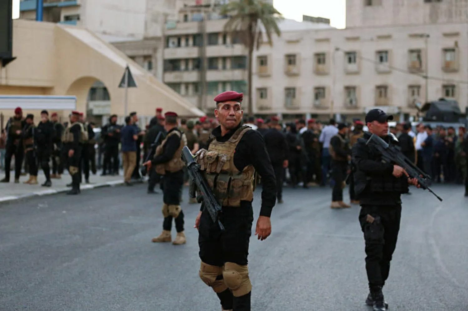 الشرطة العراقية تغلق جسرا يؤدي إلى المنطقة الخضراء في بغداد (أ.ب)