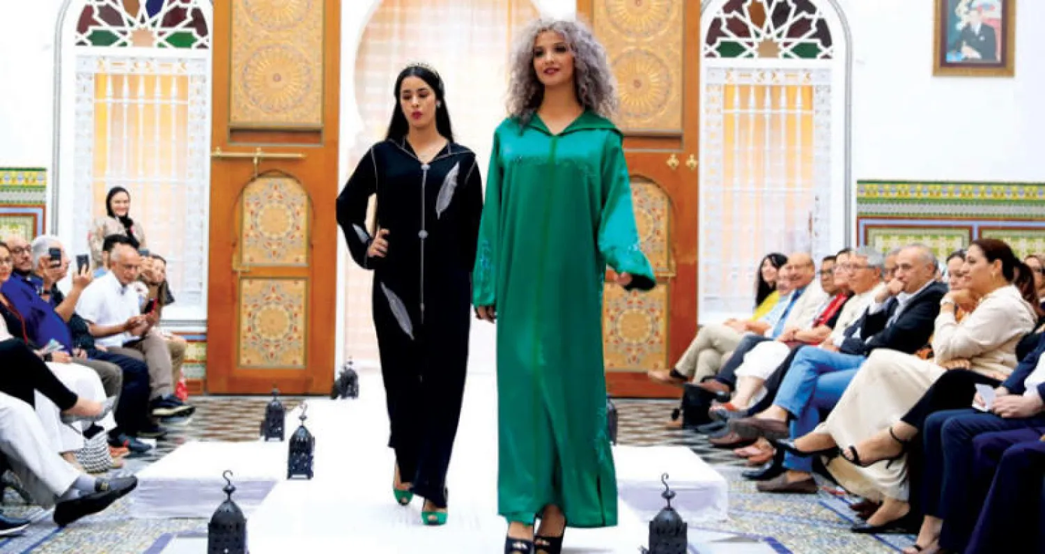 جانب من عرض المصممة المغربية نبيهة الغياتي في موسم أصيلة الثّقافي الدُّولي الـ40 («الشرق الأوسط»)