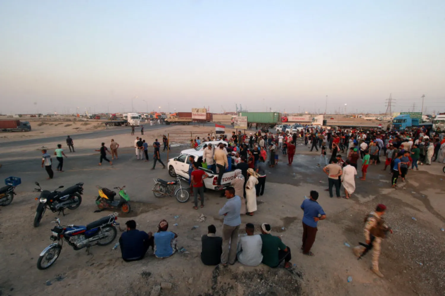 Protesters block the road to Iraq's Umm Qasr port, south of Basra, Iraq July 13, 2018. (Reuters/Essam al-Sudani)