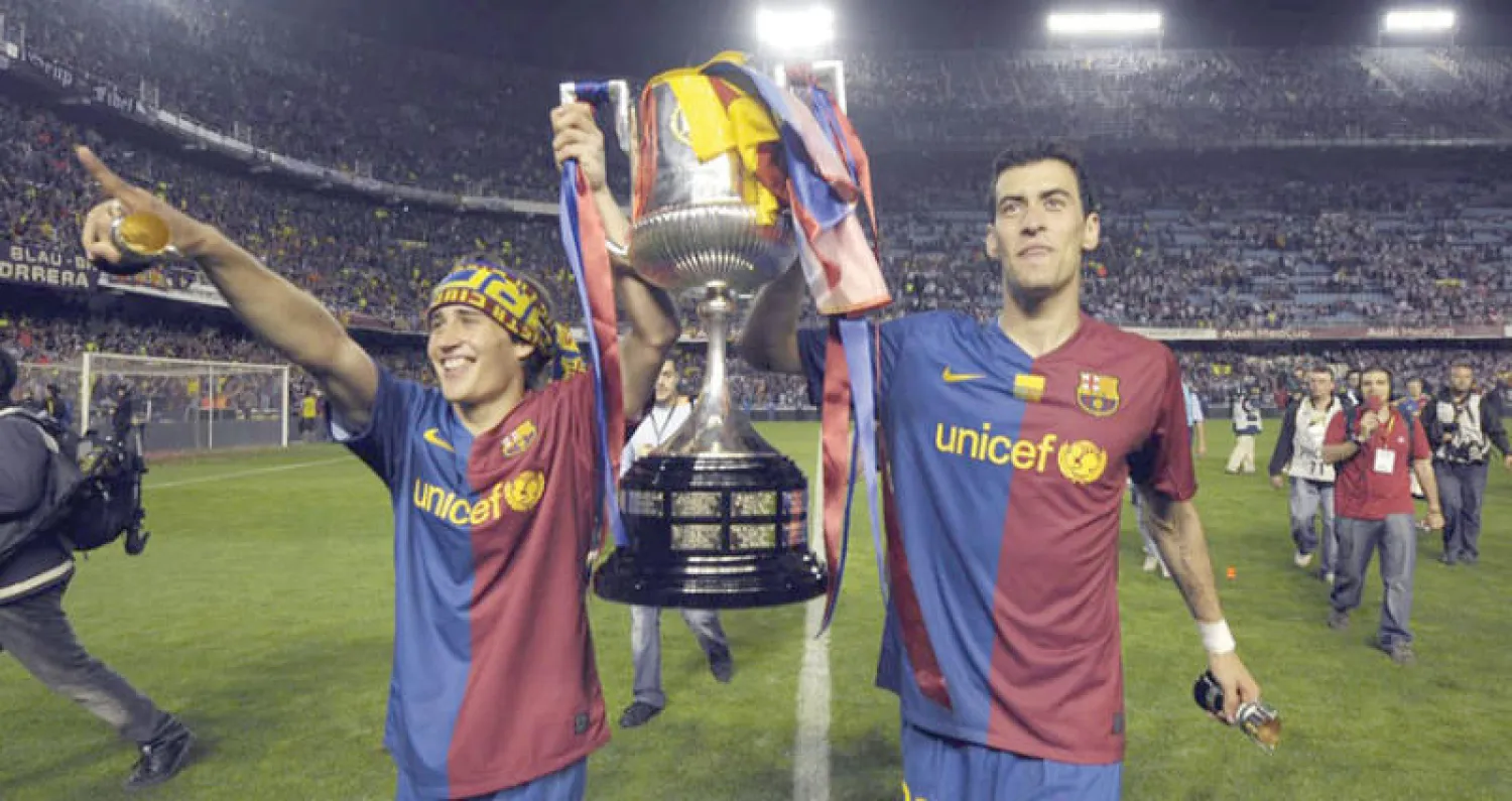 كركيتش يحتفل (يسار) مع بوسكيتس بالفوز بكأس إسبانيا عام 2009