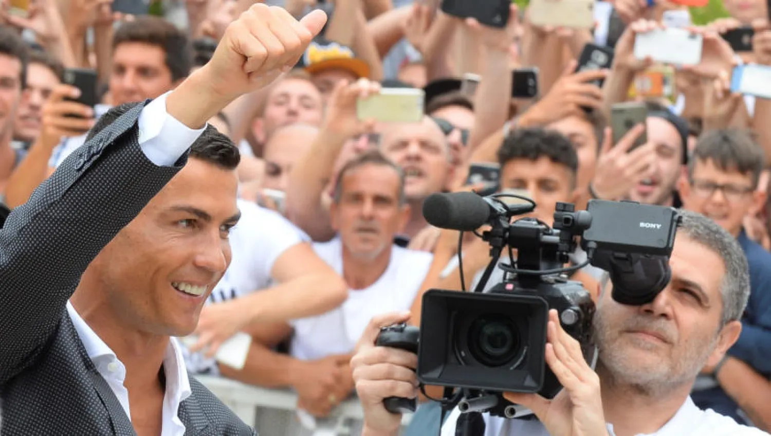 كريستيانو رونالدو يلوح لجماهير يوفنتوس (رويترز)