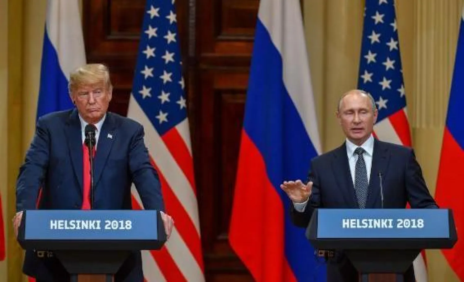 الرئيس الأميركي دونالد ترمب ونظيره الروسي فلاديمير بوتين يحضران مؤتمرًا صحفيًا مشتركًا بعد اجتماع في القصر الرئاسي بهلسنكي (أ.ف.ب)