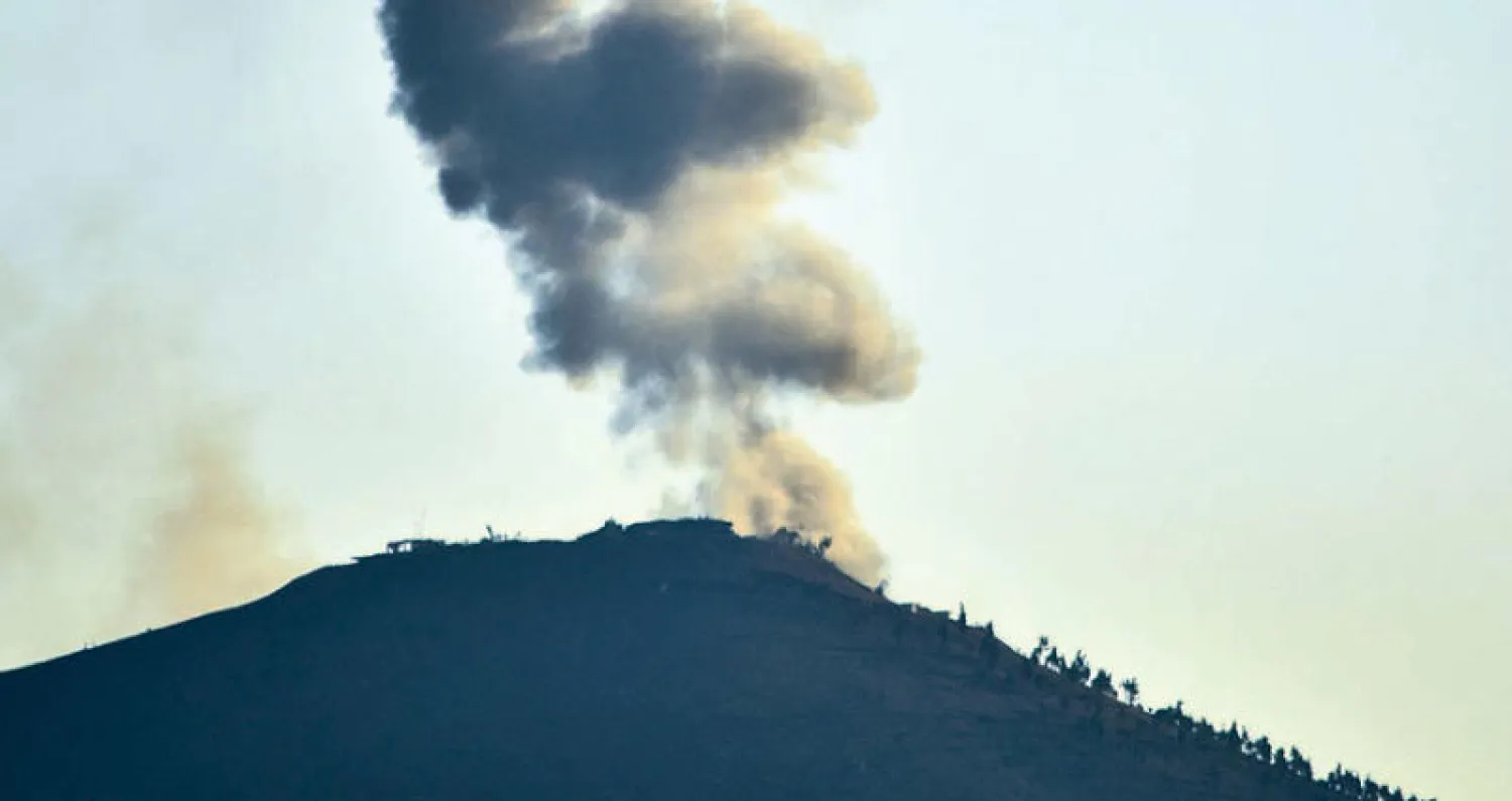 دخان يتصاعد من تل الحارة الاستراتيجي في ريف درعا أمس (أ.ف.ب)