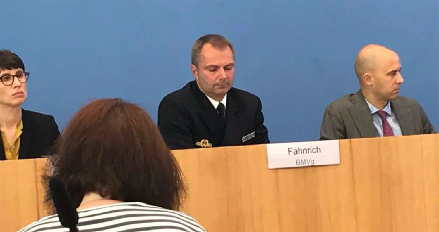 المتحدث باسم وزارة الدفاع الألمانية فرانك فاينريش يتحدث خلال مؤتمر الحكومة الصحفي («الشرق الأوسط»)