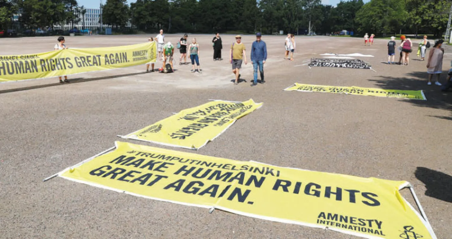 «منظمة العفو الدولية» نشرت إعلانات تدعو إلى «جعل حقوق الإنسان عظيمة من جديد» في العاصمة هلسنكي أمس (رويترز) 