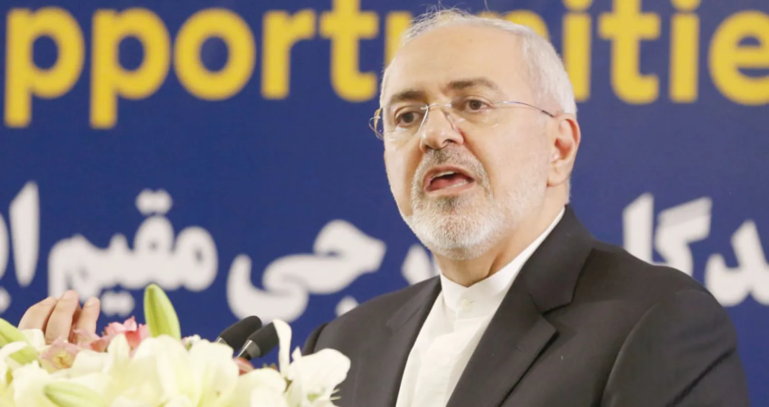 وزير الخارجية الإيراني محمد جواد ظريف يتحدث خلال ملتقى اقتصادي في طهران أمس (أ.ف.ب) 