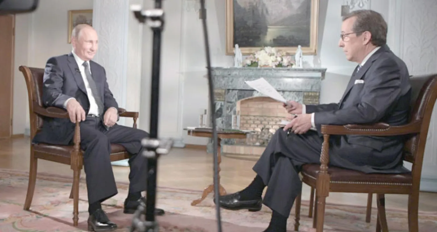 بوتين خلال مقابلة مع كريس والاس من شبكة «فوكس نيوز» في هلسنكي أول من أمس (إ.ب.أ)