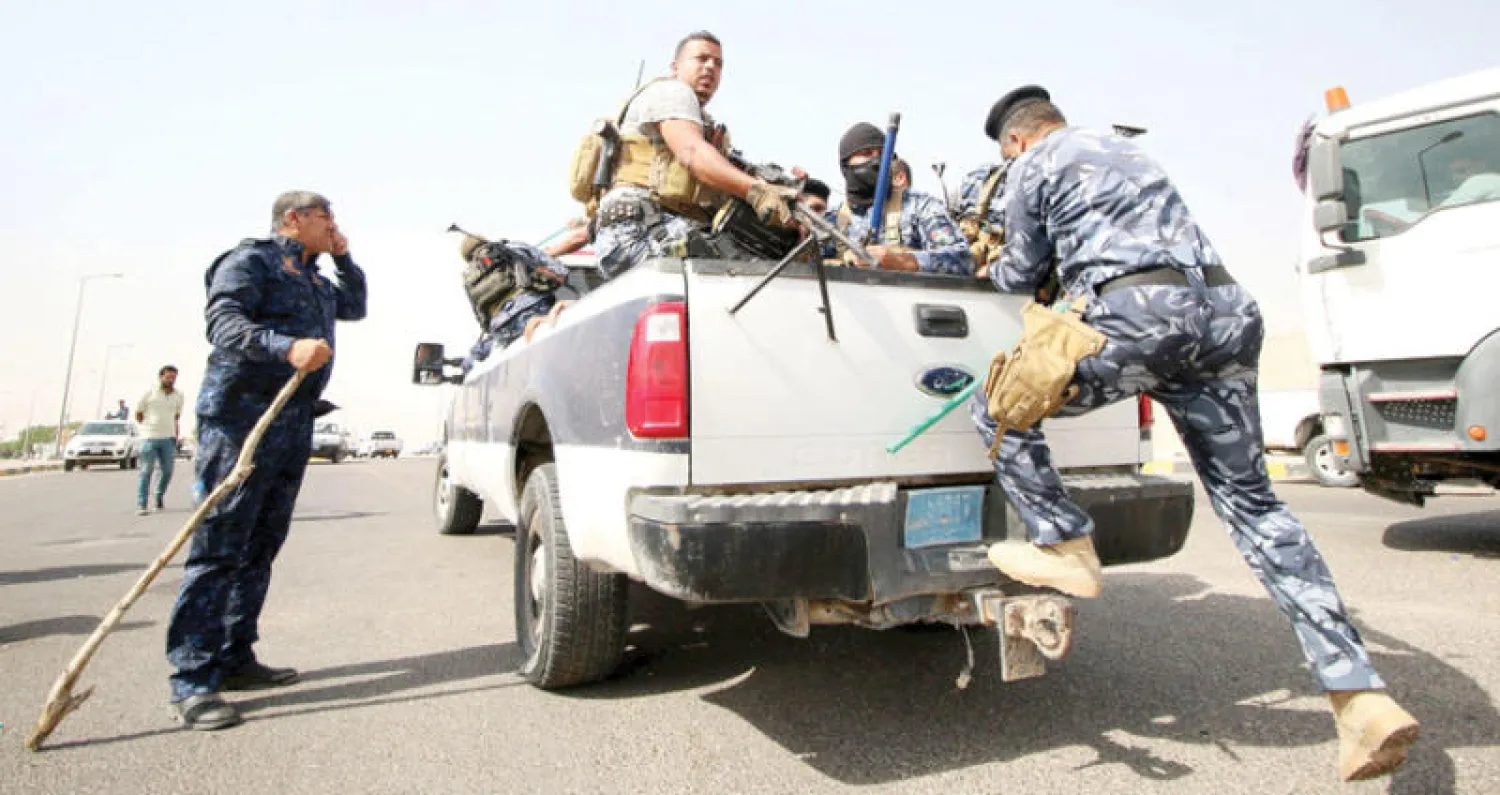 قوات أمن عراقية تتدخل لفض الاحتجاجات أمام حقل الزبير (رويترز)