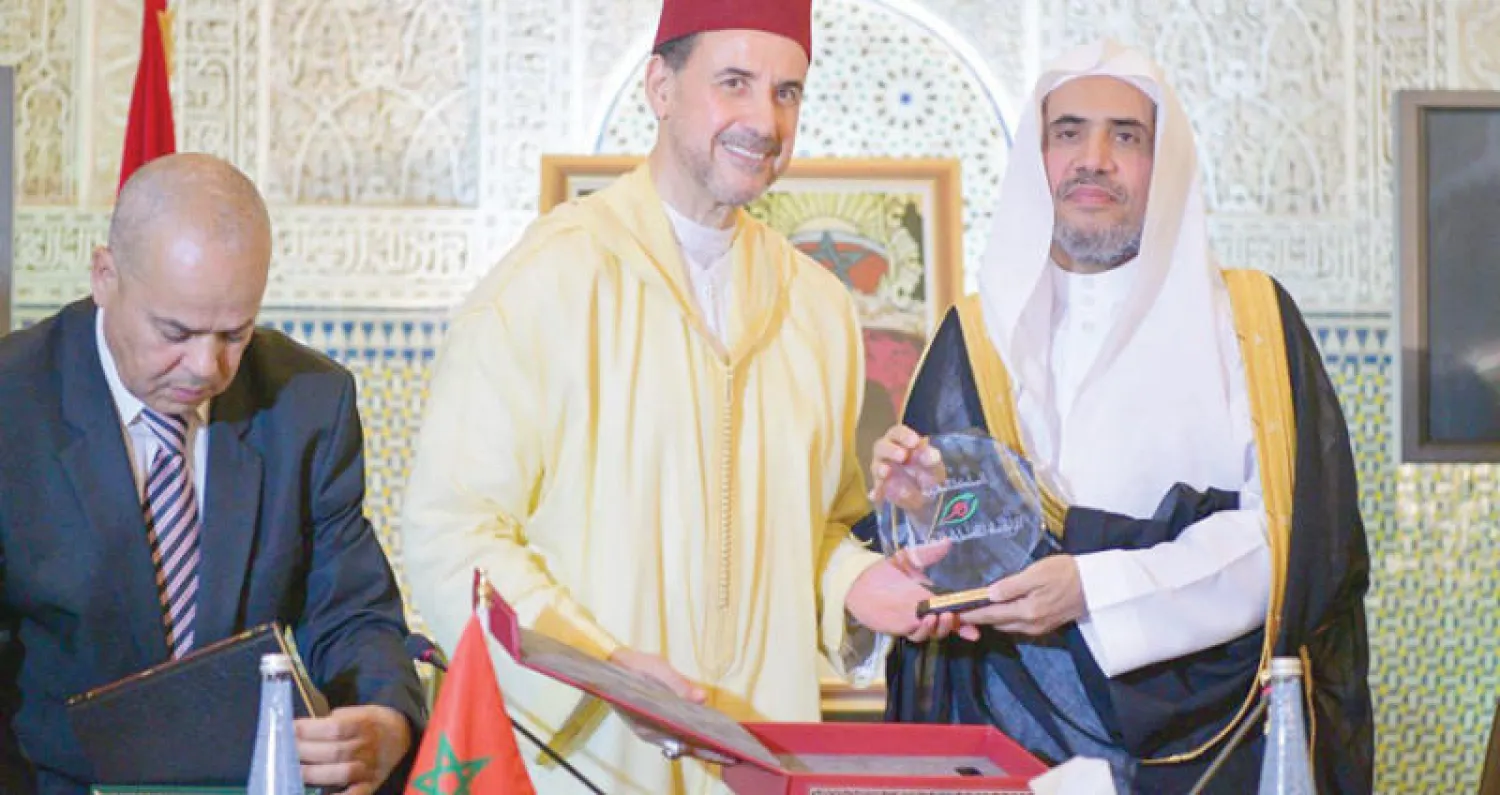 عبادي يقدم هدية تذكارية للعيسى بعد توقيع الاتفاقية (واس)