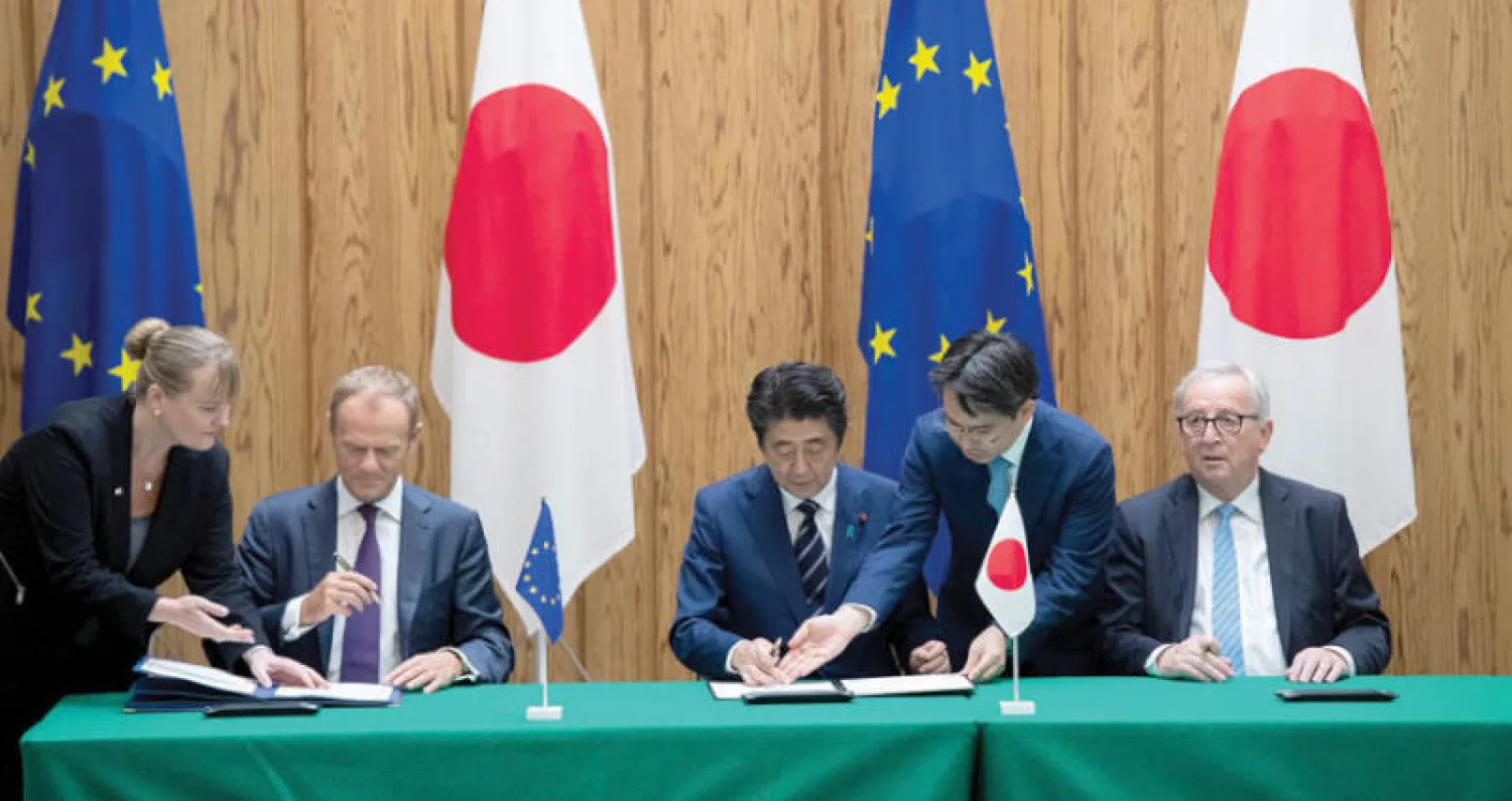 رئيس الوزراء الياباني ورئيس المفوضية الأوروبية يوقعان اتفاق التجارة الحرة في طوكيو أمس (رويترز)