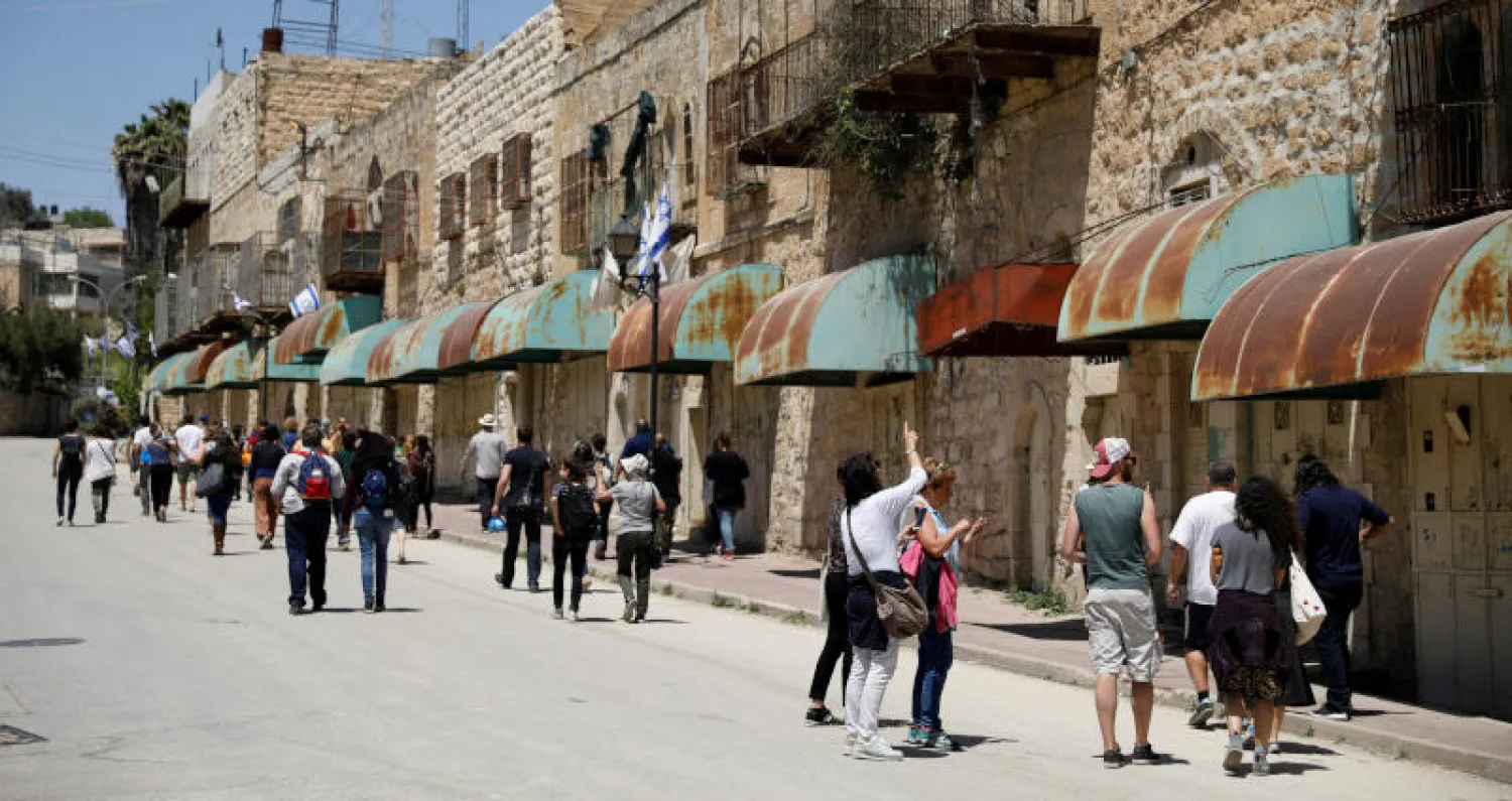 عدد من أعضاء منظمة «كسر الصمت» في فلسطين (رويترز)