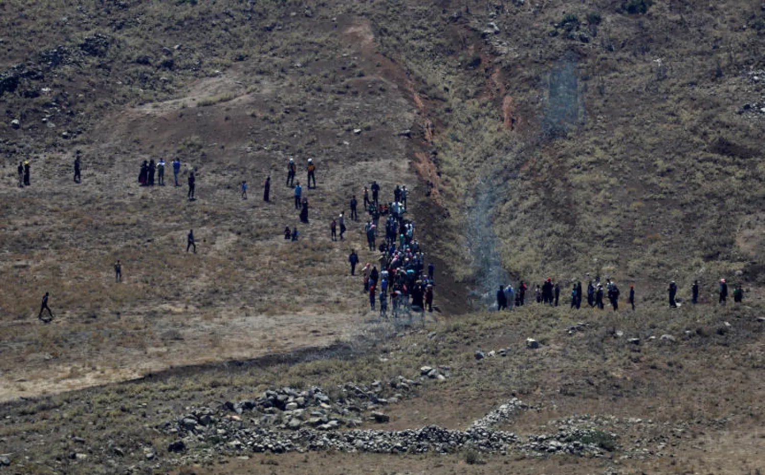 المدنيون ساروا نحو السياج الإٍسرائيلي من مخيمات لاجئين سوريين قريبة وتوقفوا على بعد نحو 200 متر من السياج(رويترز)