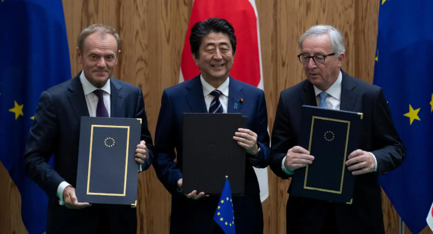 رئيس الوزراء الياباني شينزو آبي بعد توقيع عقد مع رئيس المفوضية الأوروبية جان كلود يونكر ورئيس المجلس الأوروبي دونالد توسك في مكتب رئيس الوزراء الياباني بطوكيو (رويترز) 