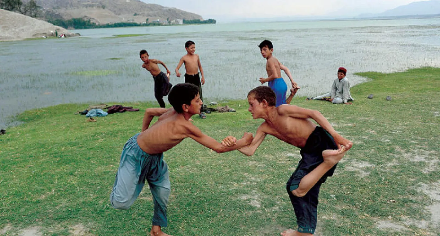 أطفال يلعبون لعبة «القرساي» وهي لعبة محلية للصبيان على أطراف مدينة جلال آباد بشرق أفغانستان (أ.ف.ب)