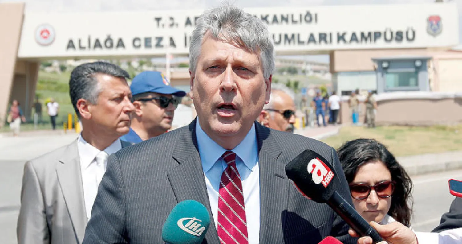 فيليب كوسنت القائم بالأعمال الأميركي يدلي بتصريحات صحافية aأمام السجن في أنقرة أمس (رويترز)