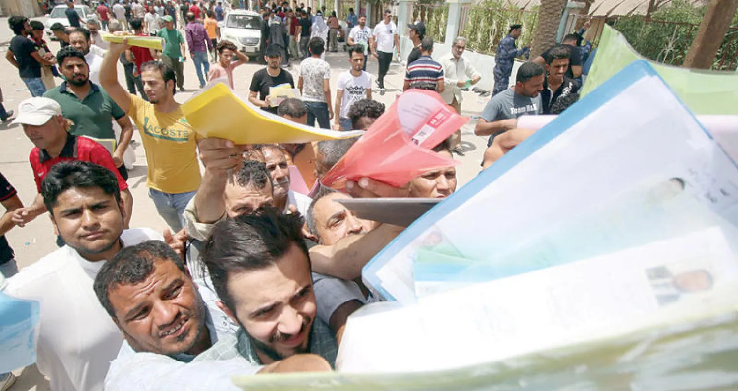 محتجون في البصرة يقدمون طلباتهم إلى ممثلي الحكومة أمس (رويترز)