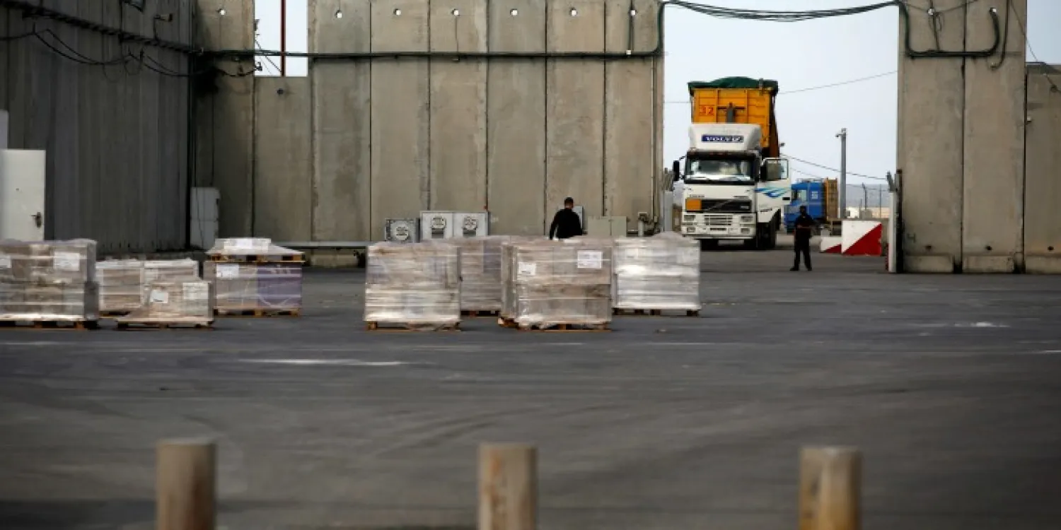 A truck parks next to a security barrier inside the Kerem Shalom border crossing terminal between Israel and Gaza Strip, January 16, 2018. (Reuters)