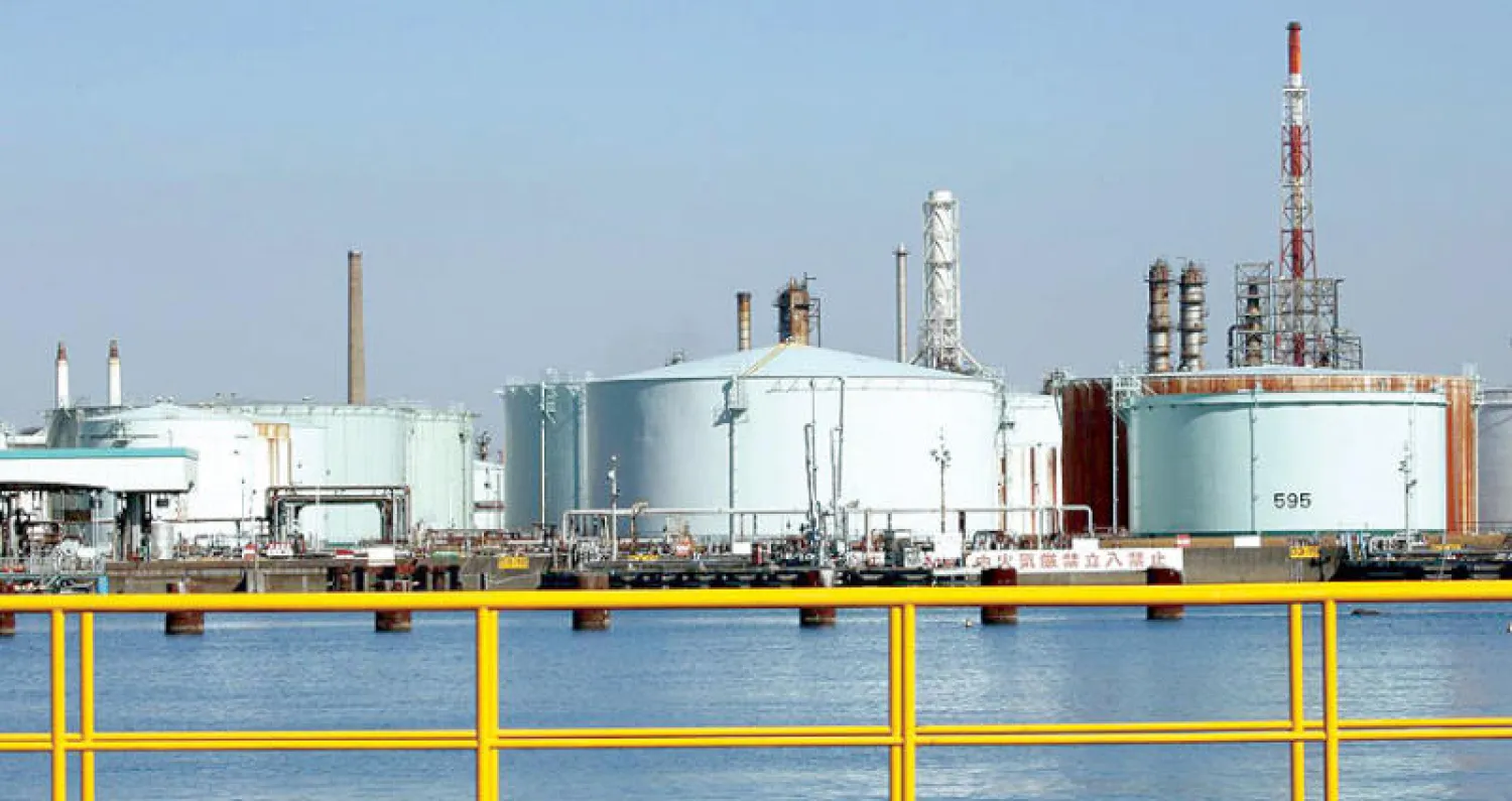 أحد مصافي النفط في يوكوهاما اليابانية (رويترز)