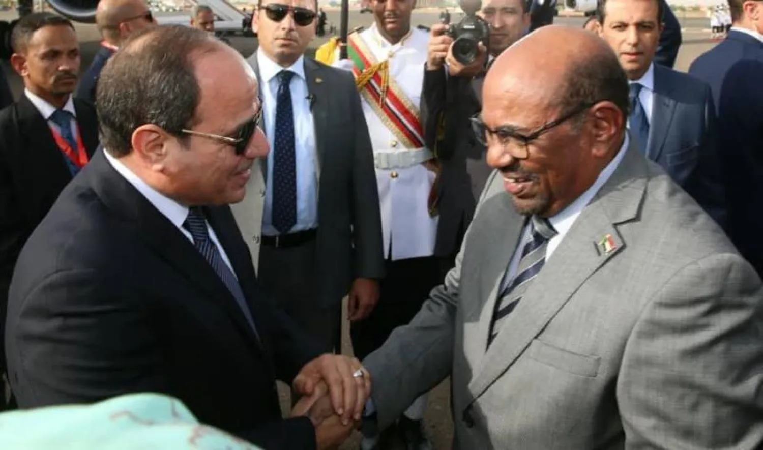 الرئيس السوداني عمر البشير يستقبل نظيره المصري عبد الفتاح السيسي لدى وصوله إلى مطار الخرطوم (سونا)