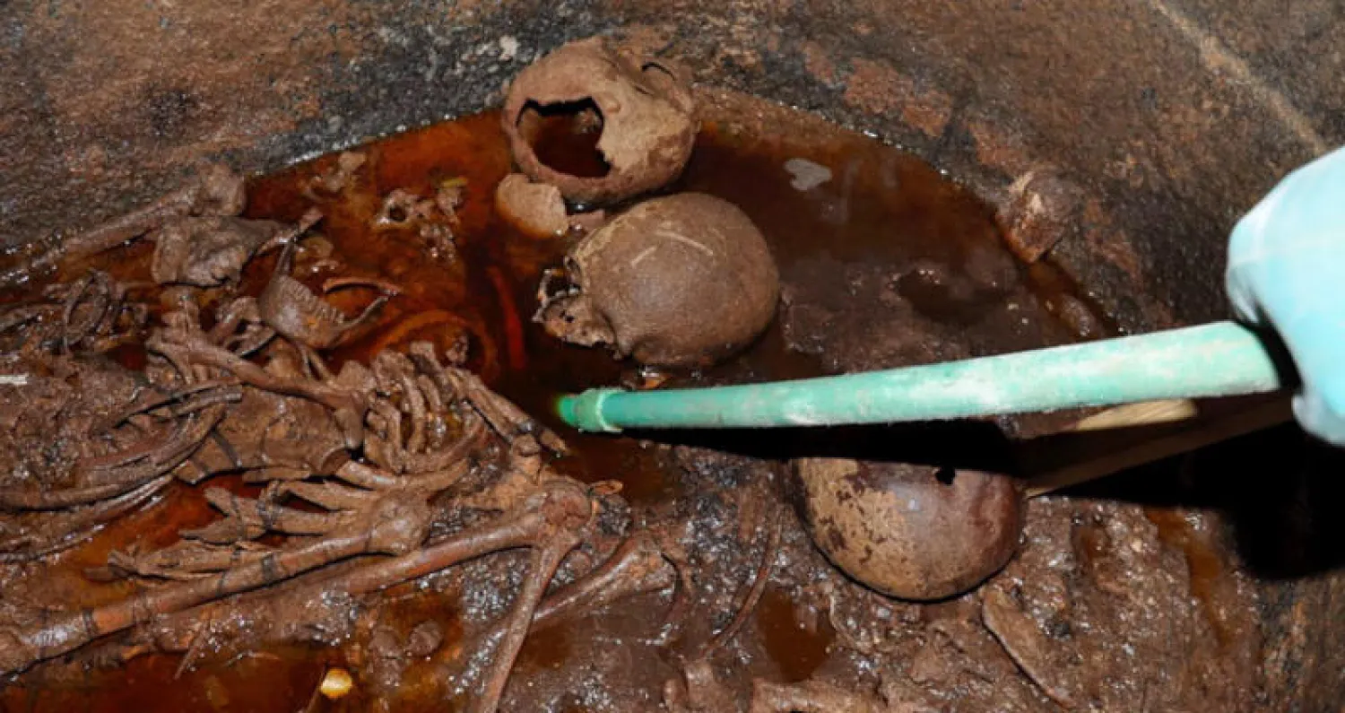 صورة وزعتها وزارة الاثار المصرية اثناء تفريغ المياه الحمراء من التابوت (إ ب أ)