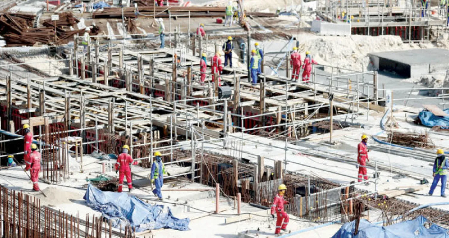 العمال في قطر يواجهون أخطاراً محدقة بسبب الضغوط التي تُمارس عليهم للعمل تحت أجواء شديدة الحرارة