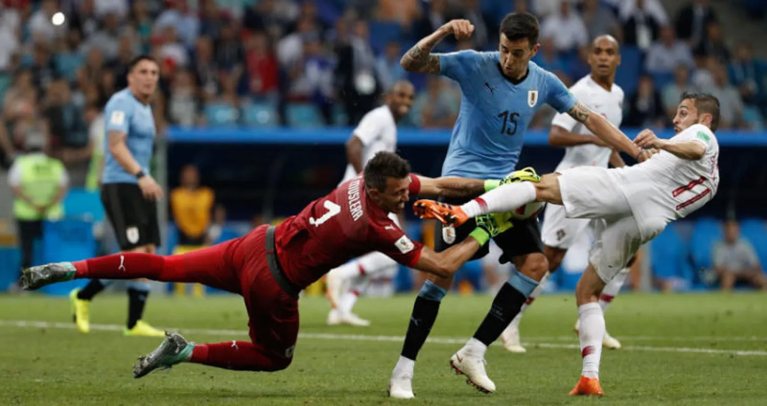 سيلفا يسعى إلى هز شباك أوروغواي في مونديال روسيا (أ.ف.ب)