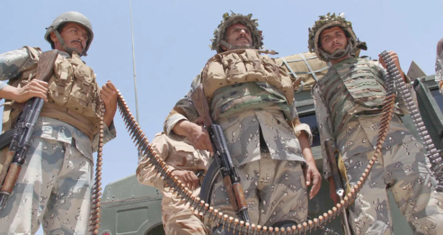 قوات أفغانية في نقطة مراقبة في ولاية هلمند أول من أمس حيث ينشط عناصر طالبان (إ.ب.أ)