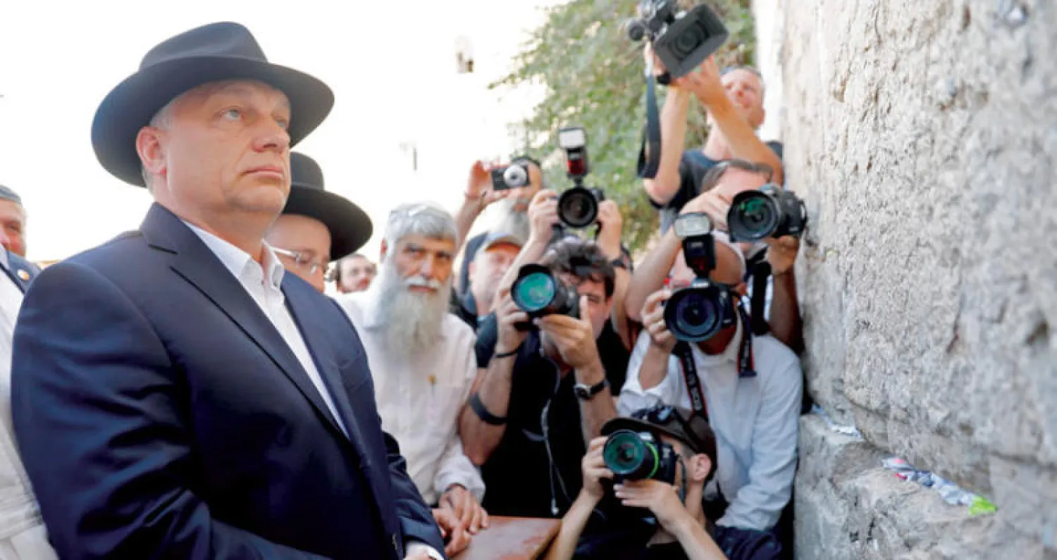 رئيس الوزراء المجري يزور حائط المبكى أمس (أ.ف.ب)