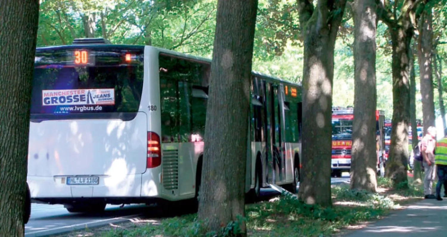 حافلة ألمانية في مدينة لوبيك إثر قيام رجل باستخدام سلاح أبيض لمهاجمة ركاب بشكل عشوائي قبل اعتقاله أمس (أ.ب)