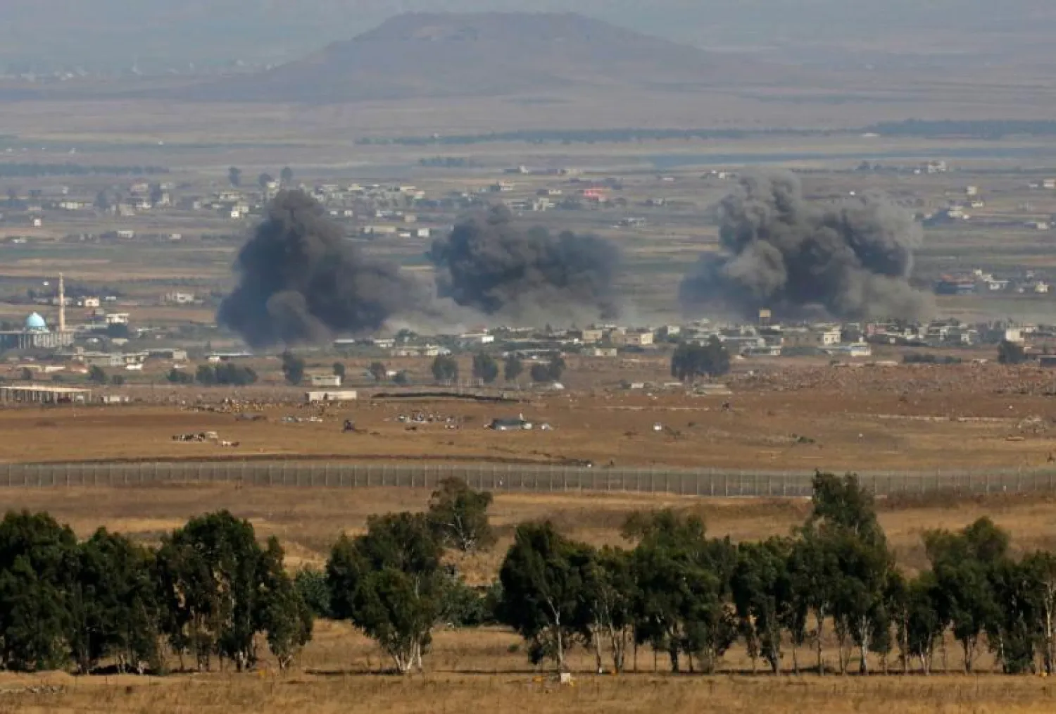 دخان متصاعد جراء قصف جوي للنظام في درعا (أ.ف.ب)