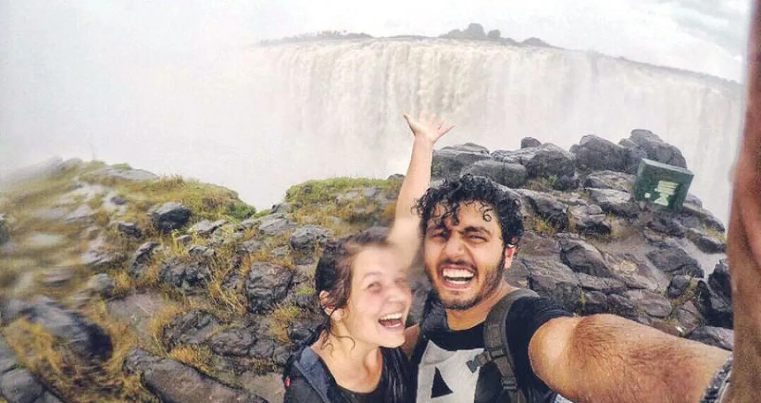 مع الألمانية دومينيك أمام شلالات زيمبابوي