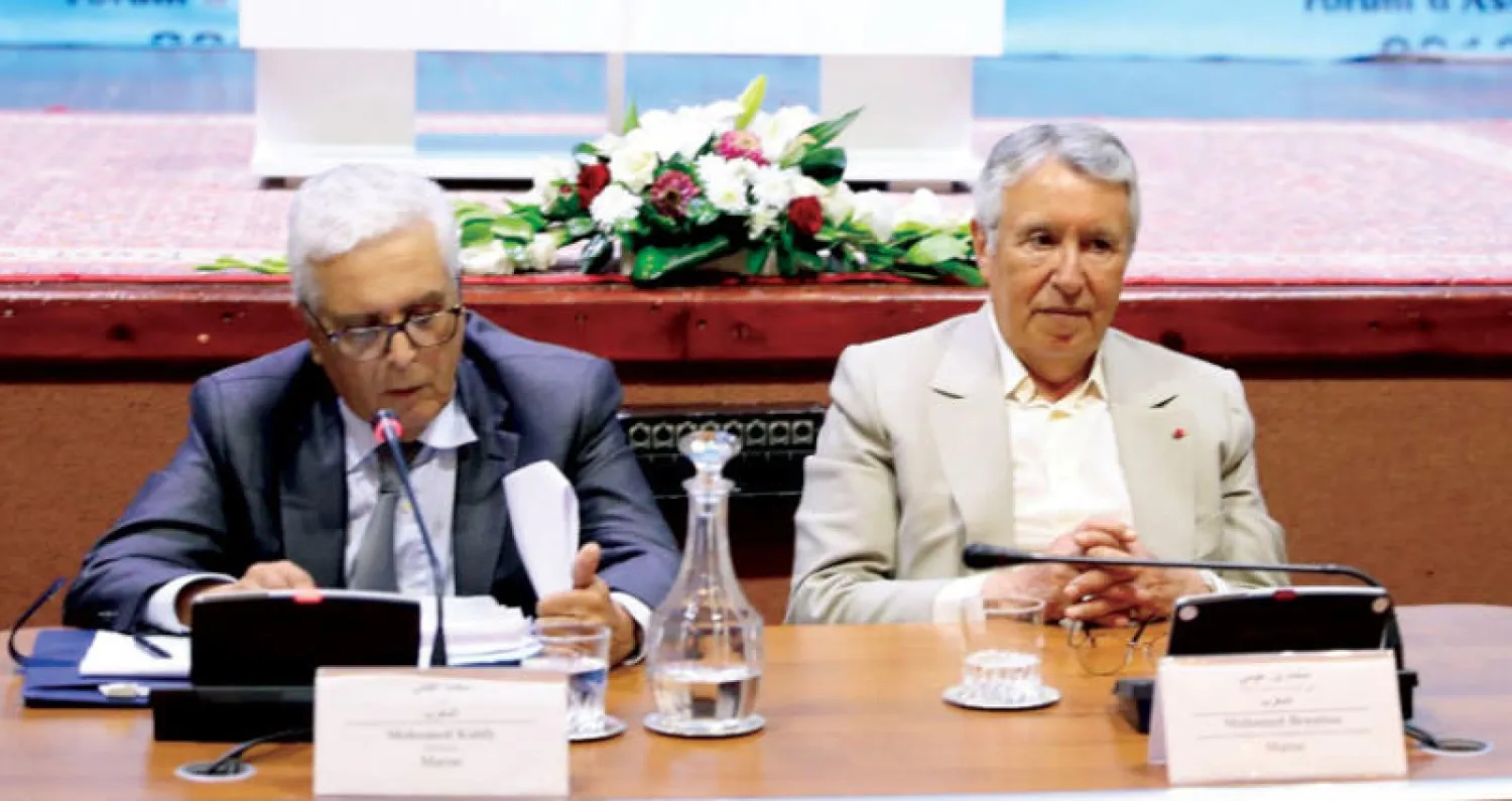 محمد بنعيسى ومحمد  القبلي خلال الندوة التكريمية