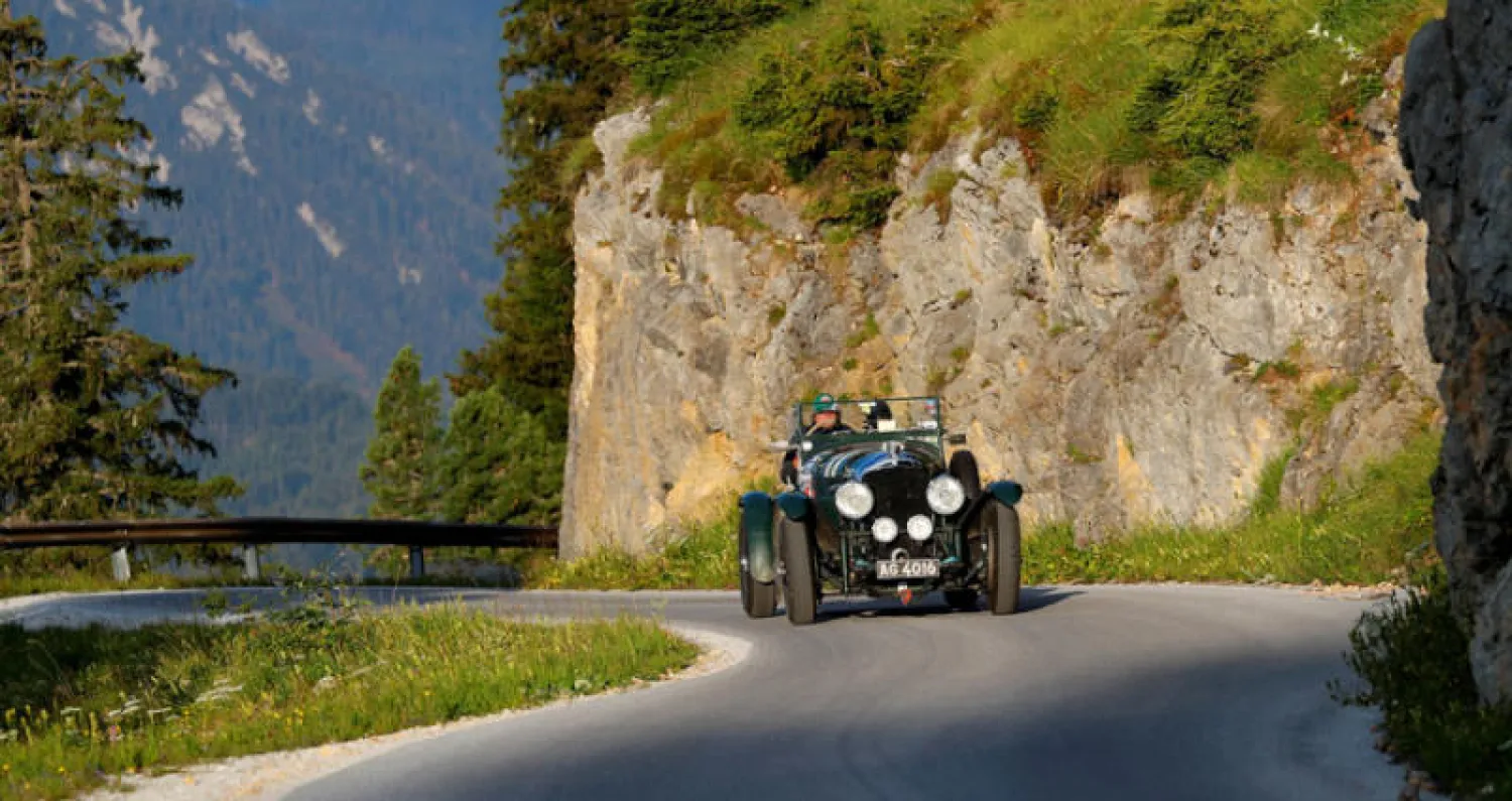 سيارة كلاسيكية مشاركة في سباق «إنشتال» (رويترز)