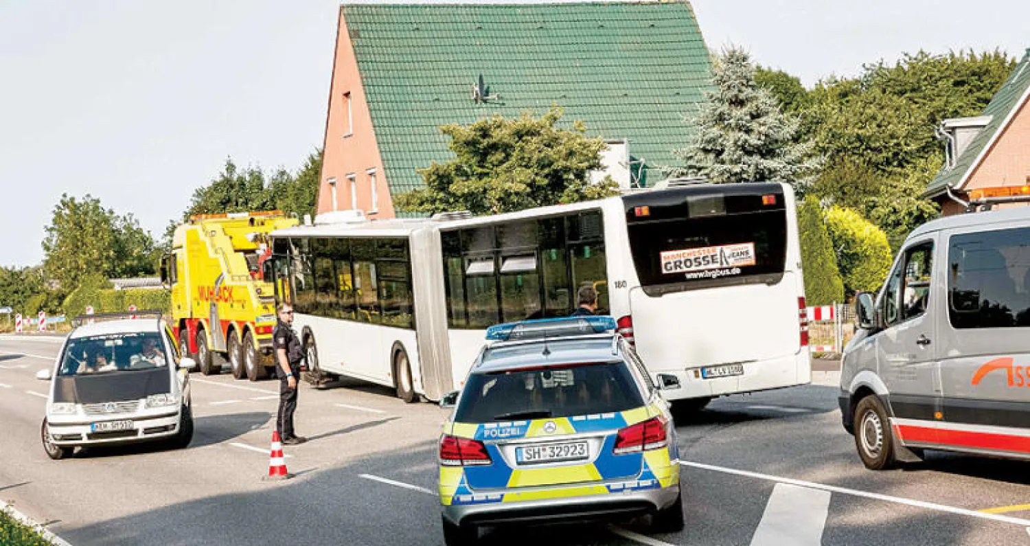 الحافلة التي شهدت حادث الطعن محاطة بسيارات الشرطة في مدينة لوبيك أمس (أ.ف.ب)
