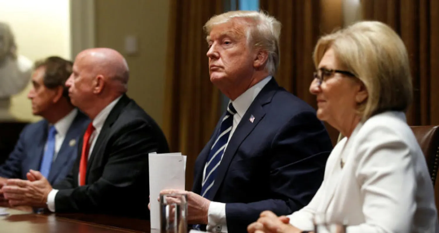 الرئيس الأميركي دونالد ترمب يتحدث إلى عدد من أعضاء الكونغرس في البيت الأبيض (رويترز)