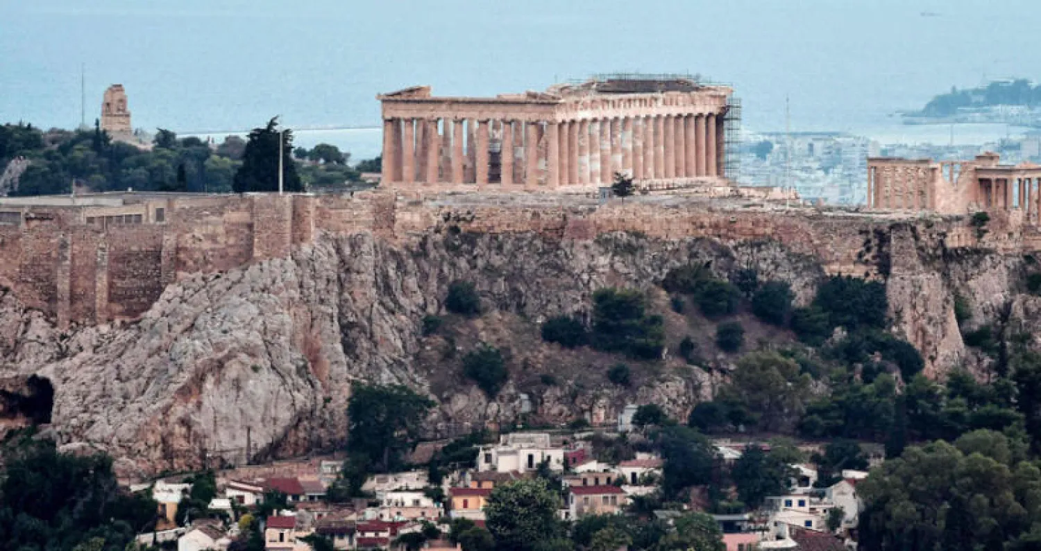 أحد المواقع السياحية في أثينا التي تأمل اليونان بزيادة دخلها منها ( أ.ف.ب)
