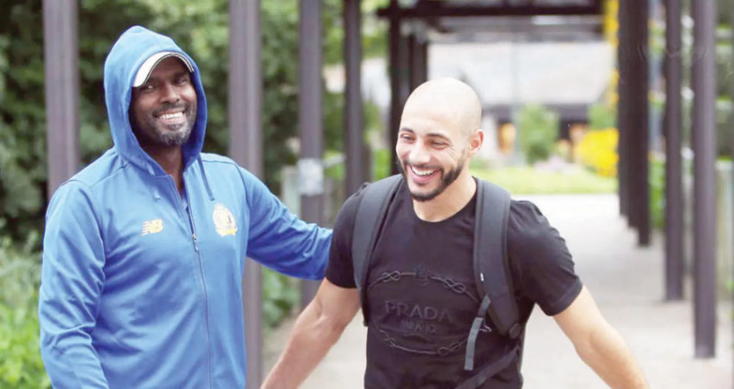 المغربي نور الدين مستقبلاً بحفاوة من زملائه في النصر لدى انضمامه للمعسكر أمس («الشرق الأوسط»)