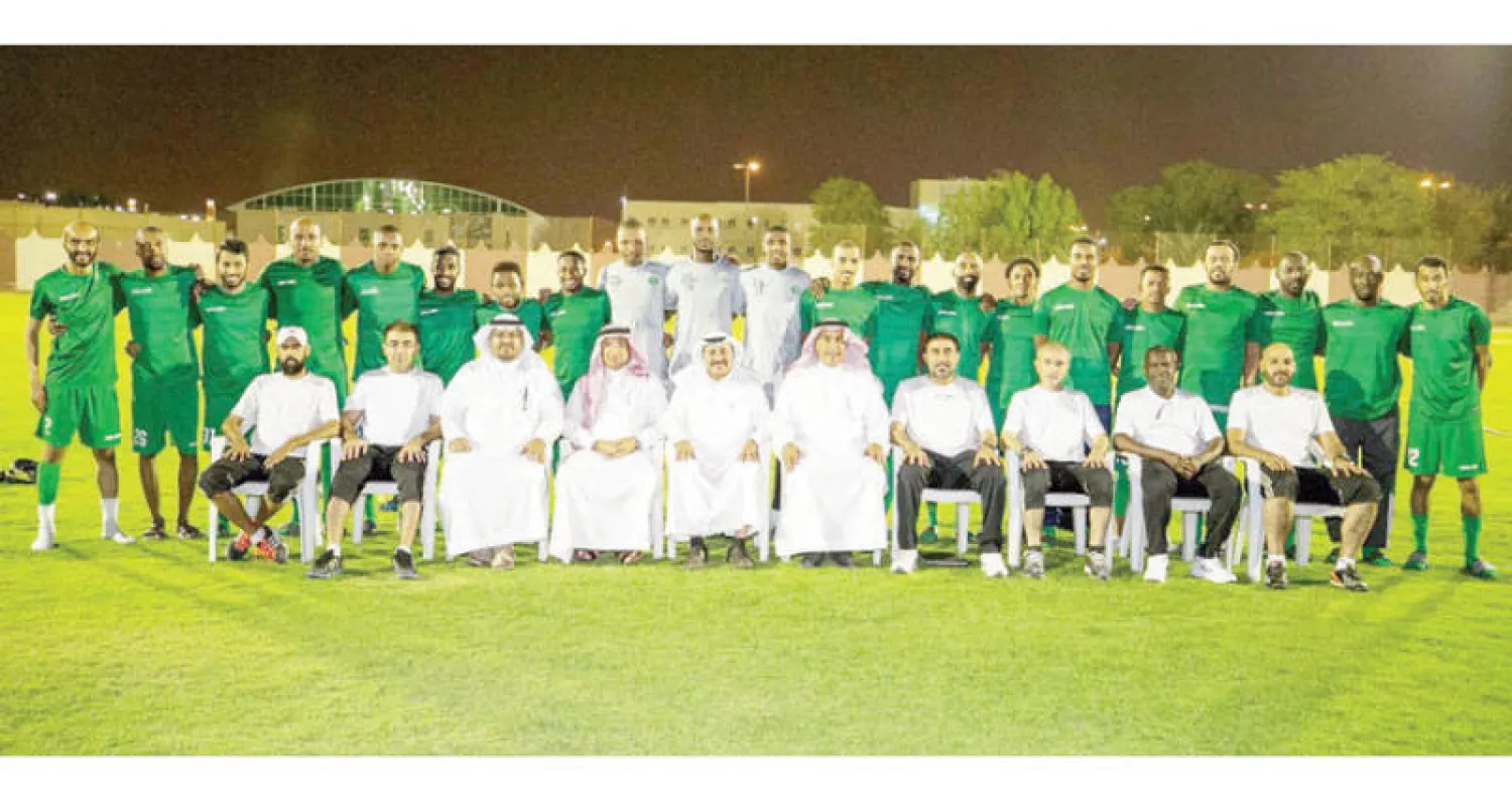بعثة المنتخب السعودي قبل مغادرتها إلى التشيك («الشرق الأوسط»)