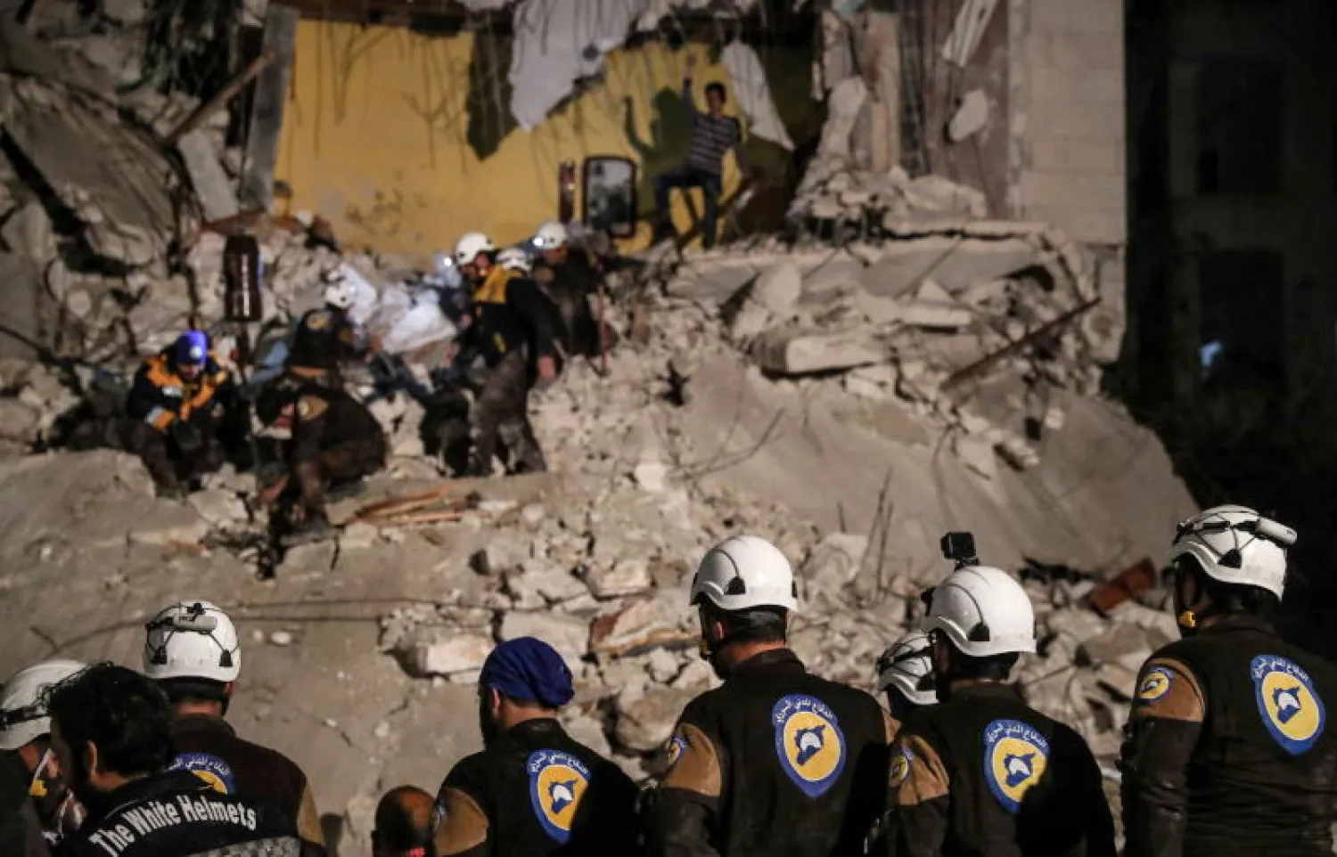 أفراد من «الخوذ البيضاء» يبحثون عن ناجين بعد تفجير بمحافظة إدلب السورية (إ.ب.أ)