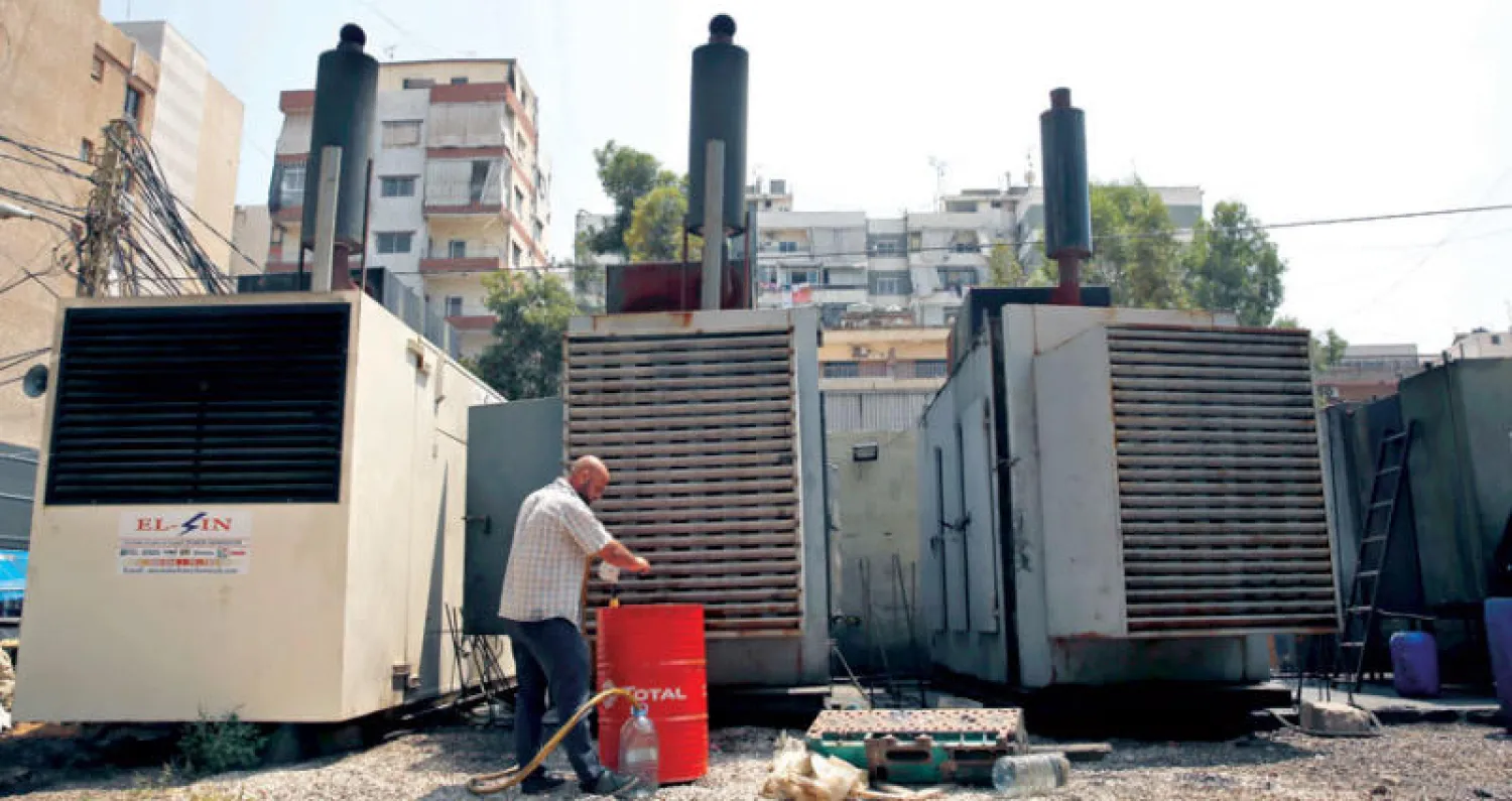 مواطن لبناني يشغل مولدة خاصة تمد مستهلكين جنوب بيروت بالكهرباء (أ.ب)