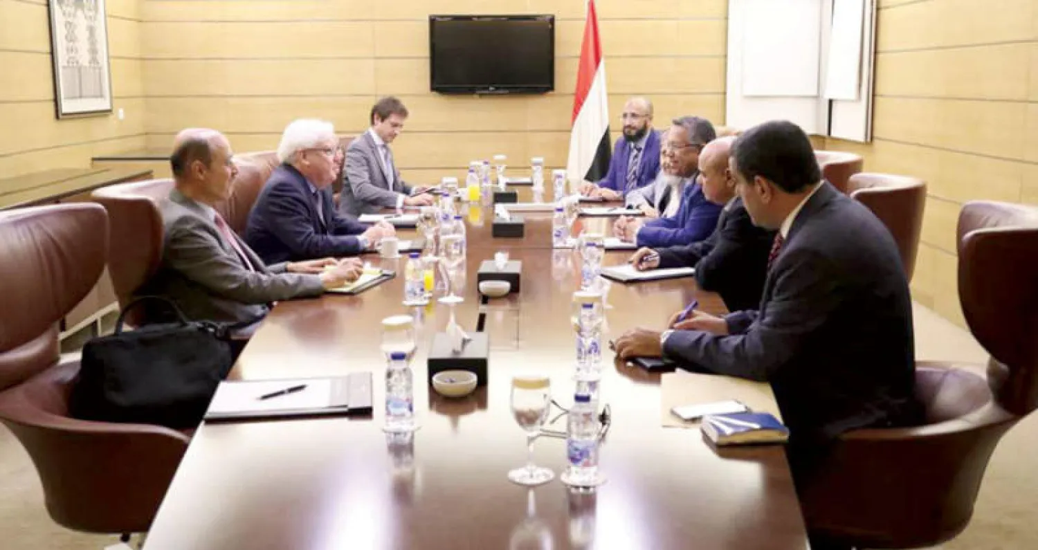 بن دغر وغريفيث لدى لقائهما في الرياض أمس (سبأ)