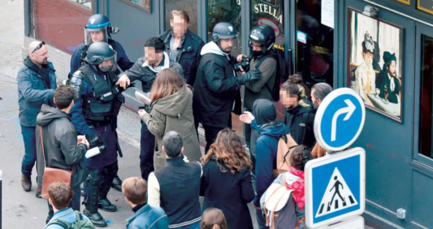 صورة ثابتة من فيديو يظهر ألكساندر بنعالا يمسك بمتظاهرين في عيد العمال (أ.ف.ب)