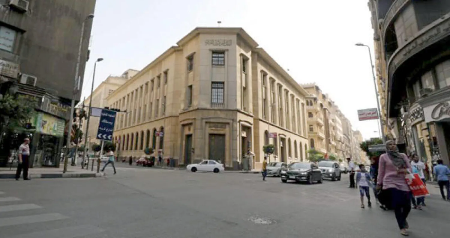 الملاحظ في مصر أنه كلما أثنت مؤسسة مالية على الإجراءات الإصلاحية في البلاد تبدأ الحكومة في تحريك الأسعار (رويترز)