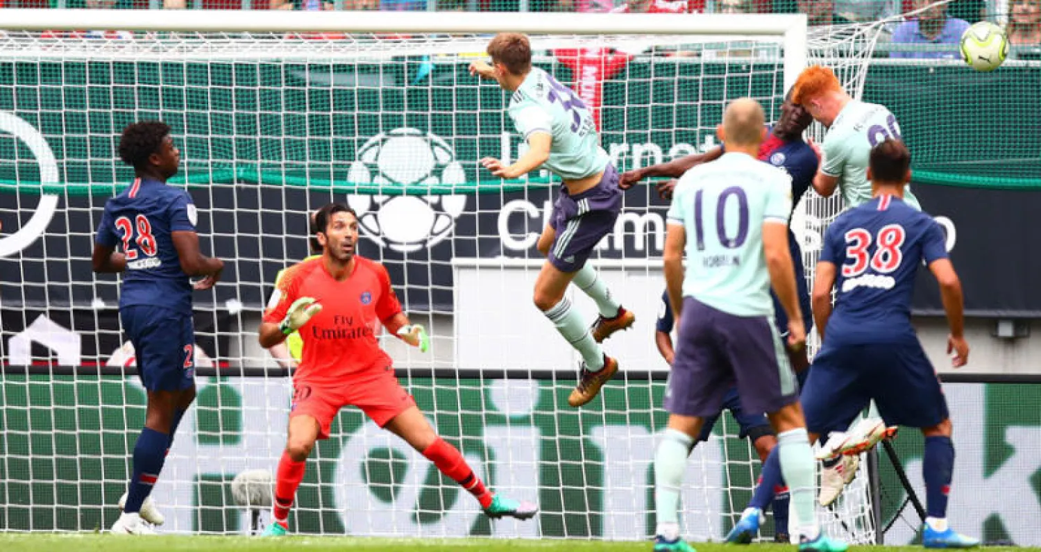 بوفون حارس سان جيرمان يراقب هجمة من لاعبي البايرن في أول مشاركة له مع الفريق الفرنسي (رويترز)