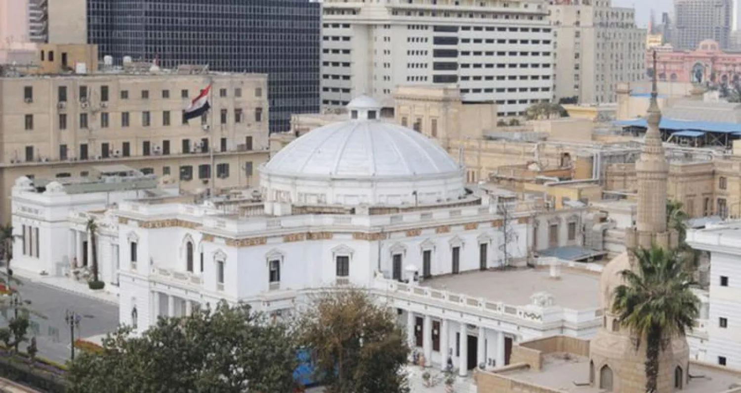 يصل تعداد الموظفين الحكوميين في مصر إلى نحو 7 ملايين (رويترز)